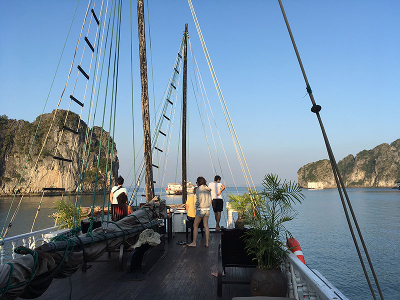 Pont sur jonque Baie d'Halong