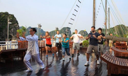 Cours de TaiChi sur Jonque de luxe Vietnam