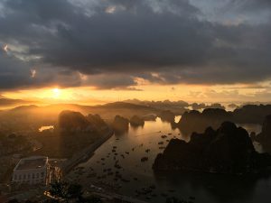 Coucher de soleil sur la baie d'Halong depuis Hon gai